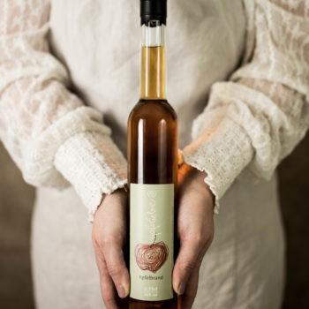 Besonders,Unverfälscht,Alter Apfel,Apfelbrand 3 Jahre im Fass gelagert,Fruchtaroma,Apfeliebe,Apfelbrand